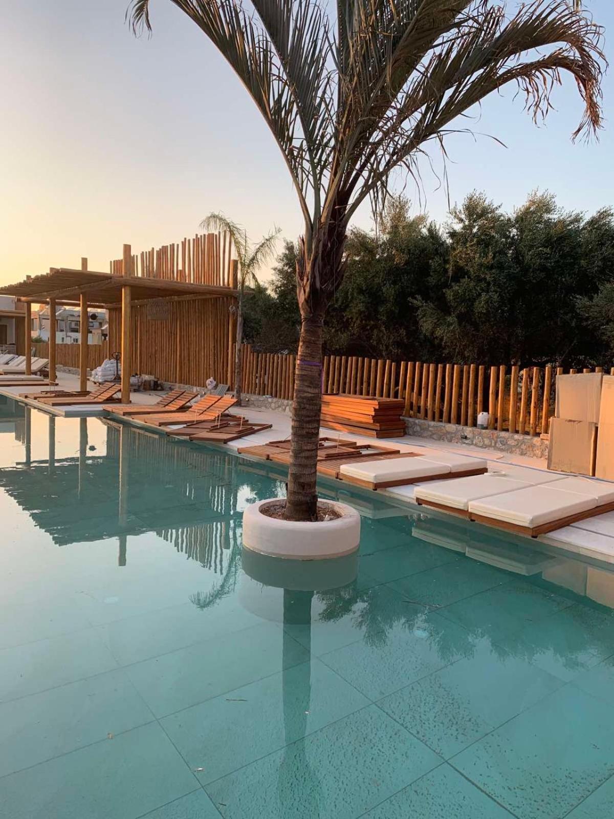 Khroma Luxury Suite 1 Beach Front Apartment ヘルソニソス エクステリア 写真